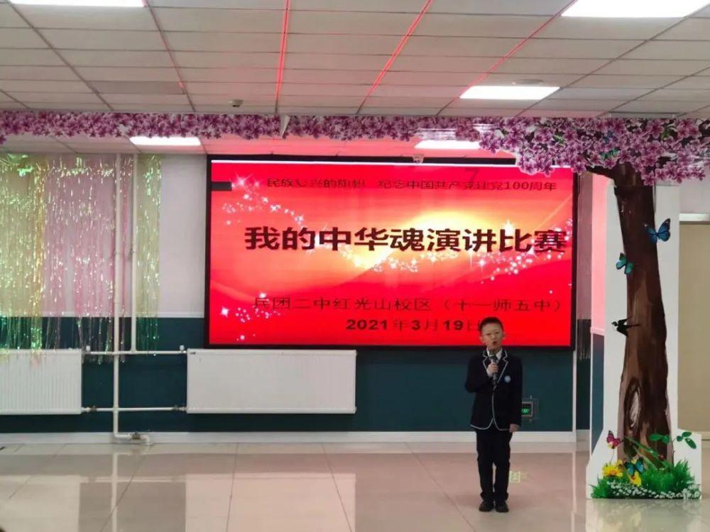 军车返营途中突然停下，随后赶到的消防员向3位战士竖起了大拇指……